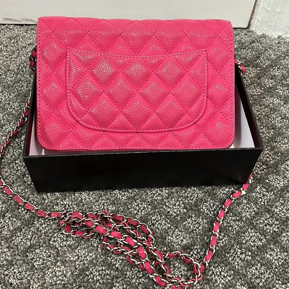 Pink wallet on a chain - Picture 4 of 4